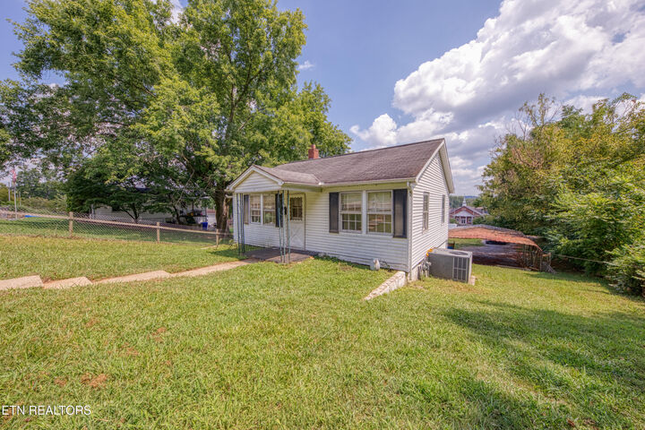 Property Photo: 817 Medaris St TN 37716