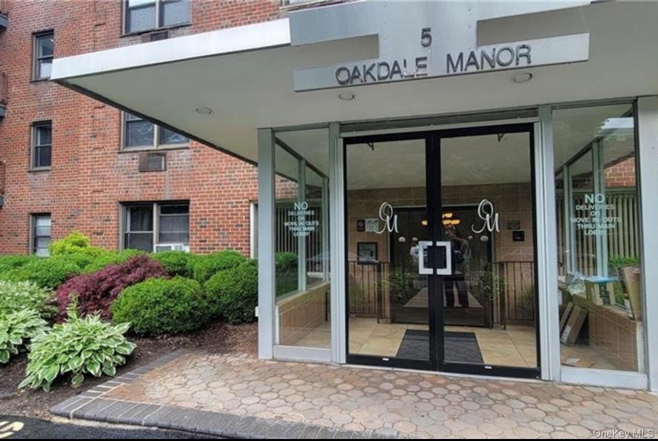 Property Photo: 5 Oakdale Manor L17 NY 10901