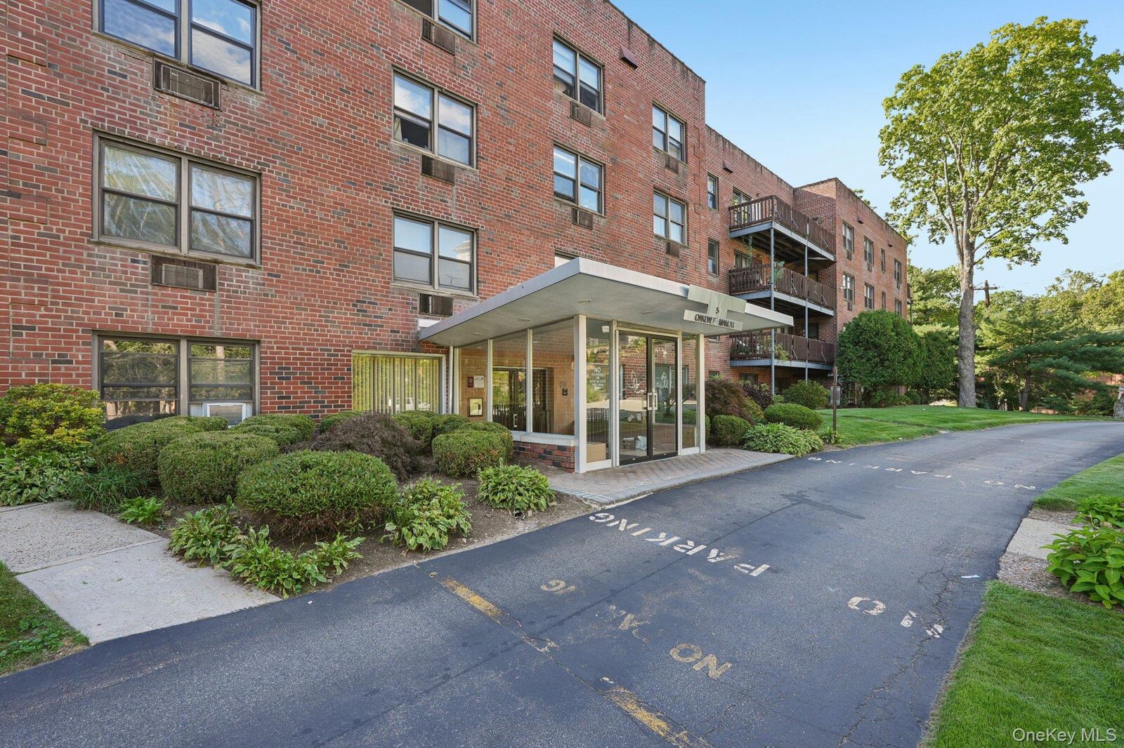Property Photo: 5 Oakdale Manor L17 NY 10901