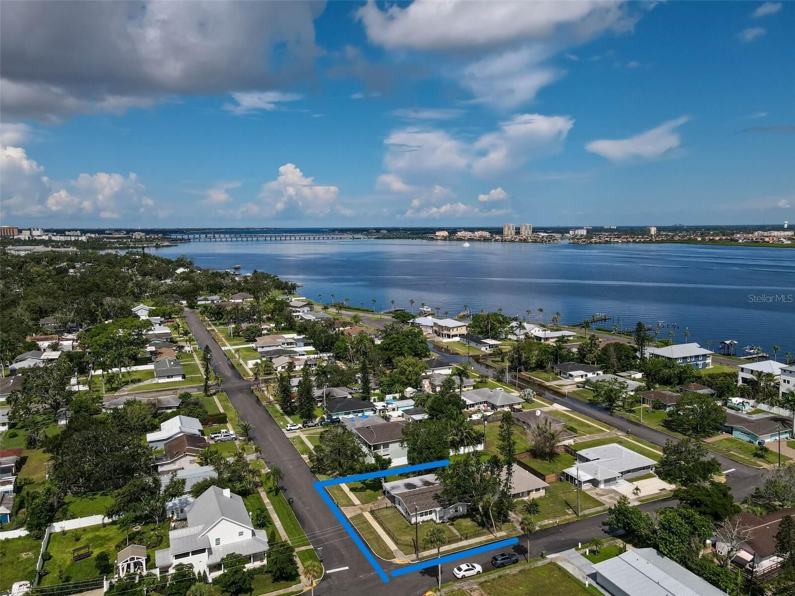 Property Photo: 102 20th Street NE FL 34208