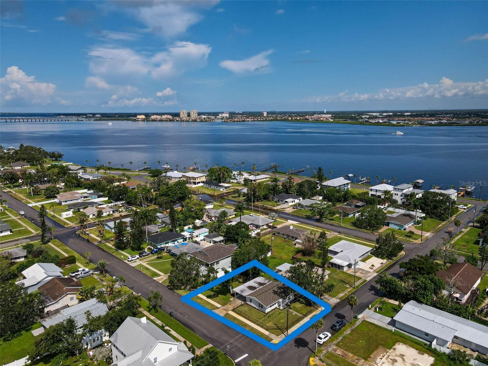 Property Photo: 102 20th Street NE FL 34208