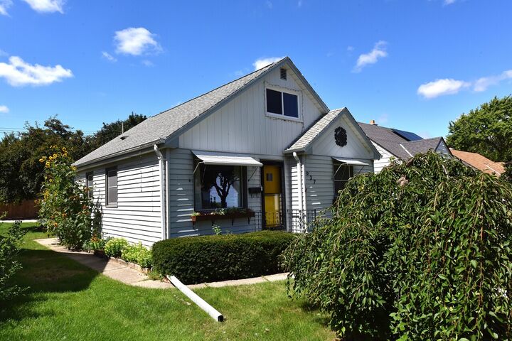 937 S 102nd St  West Allis WI 53214 photo