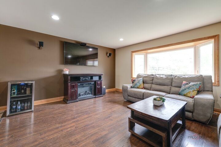 Property Photo: 422 S Thornwood Drive IL 60046