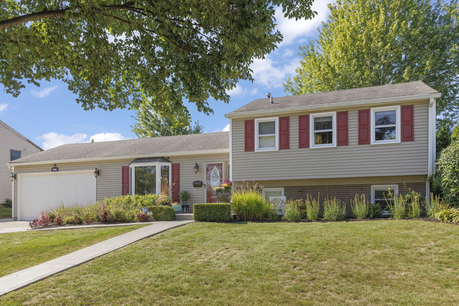 Property Photo: 1425 Colwyn Drive IL 60194