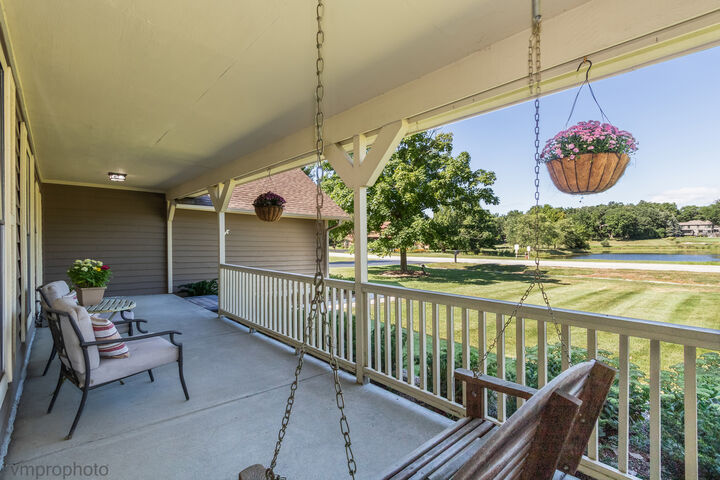 Property Photo:  4 Bent Tree Court  IL 60047 
