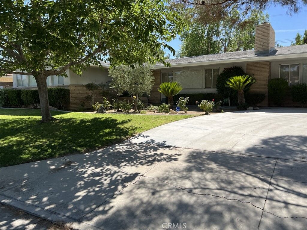Property Photo:  44705 Lowtree Avenue  CA 93534 