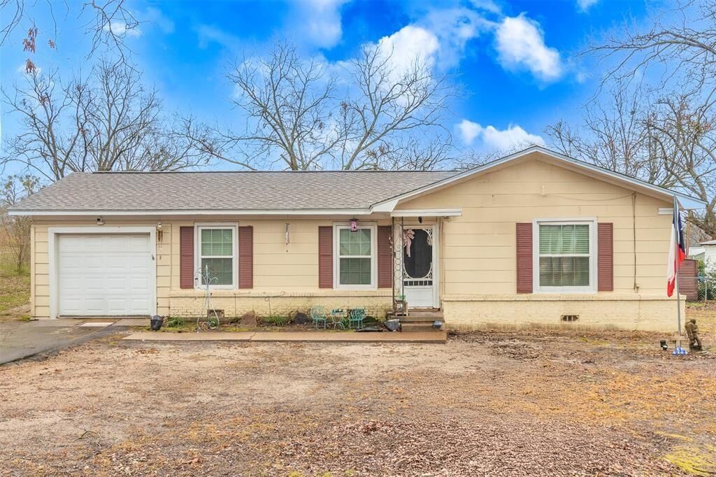 Property Photo: 710 E Side Drive TX 75783
