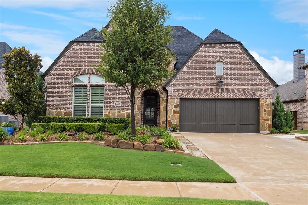 Property Photo: 1032 W Bluff Way TX 76262