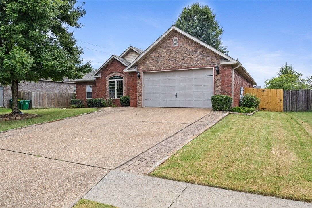 Property Photo: 1021 Walker Street AR 72719