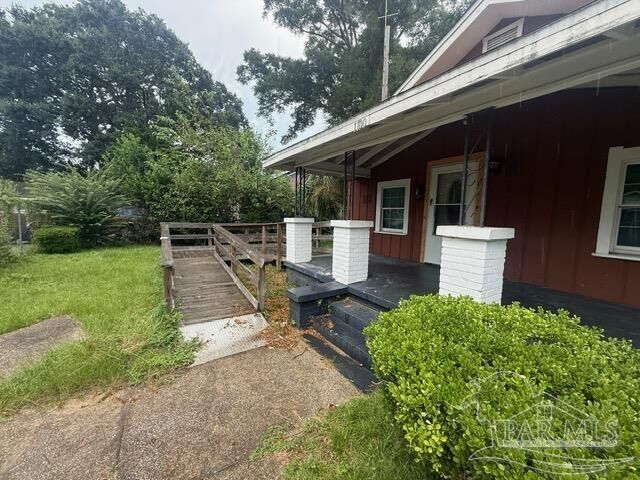 Property Photo:  1100 N T St  FL 32505 