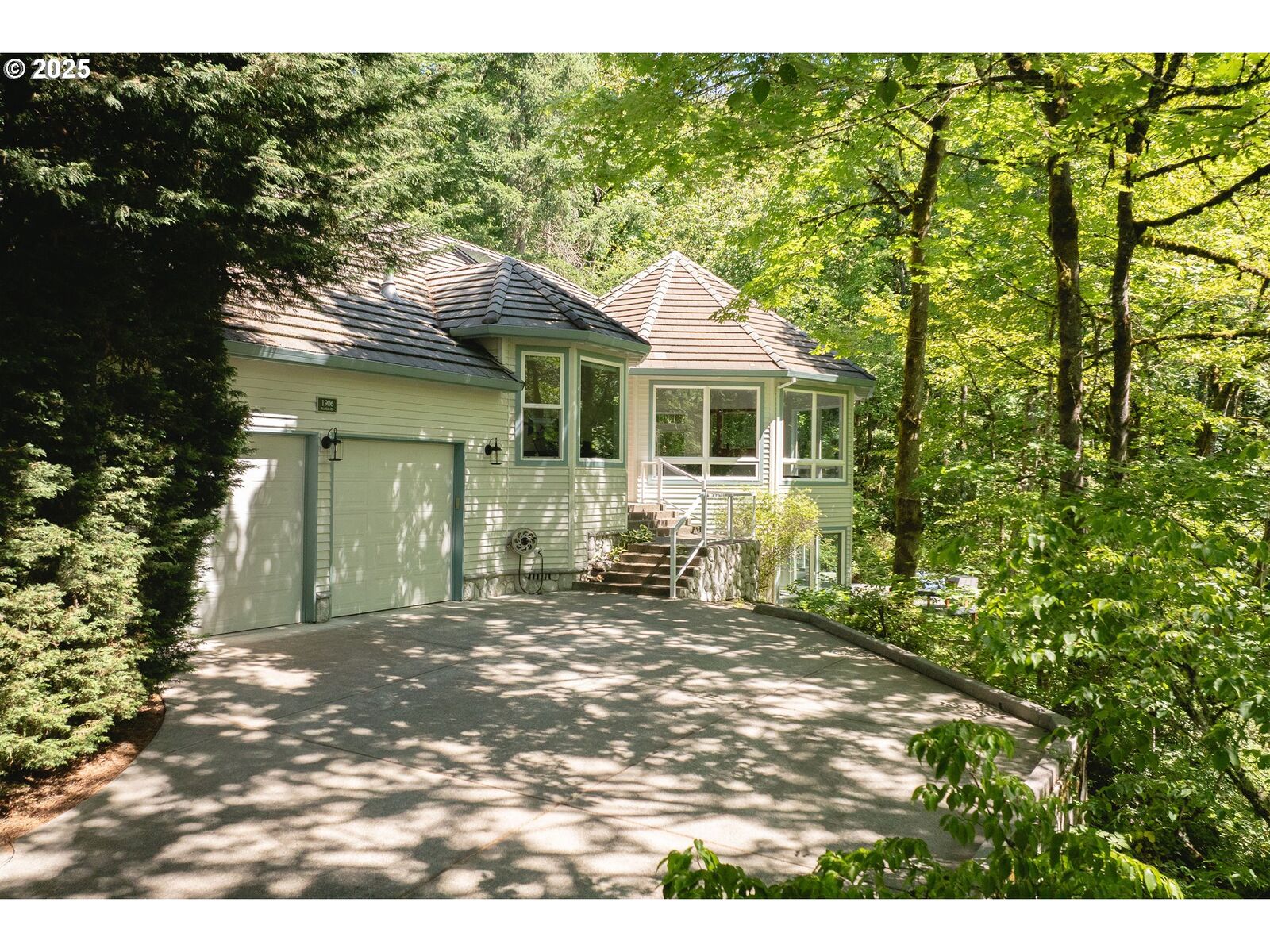 Property Photo: 1906 NW Norfolk Ct OR 97229