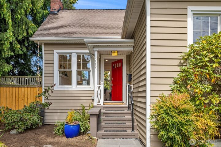 Property Photo: 6633 Woodlawn Avenue N WA 98103