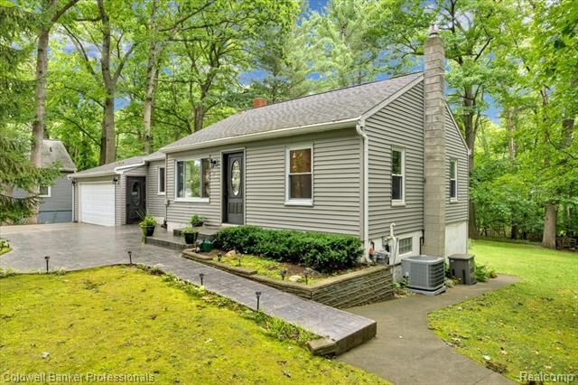 Property Photo: 2064 Miles Road MI 48446