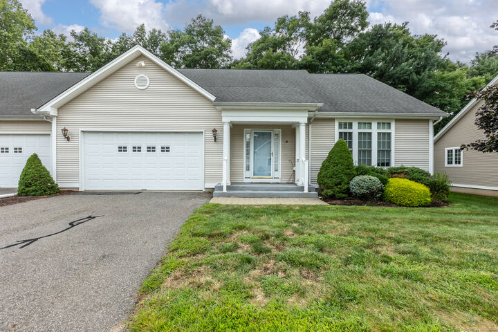 Property Photo: 8 Dobson Commons Circle 8 CT 06066