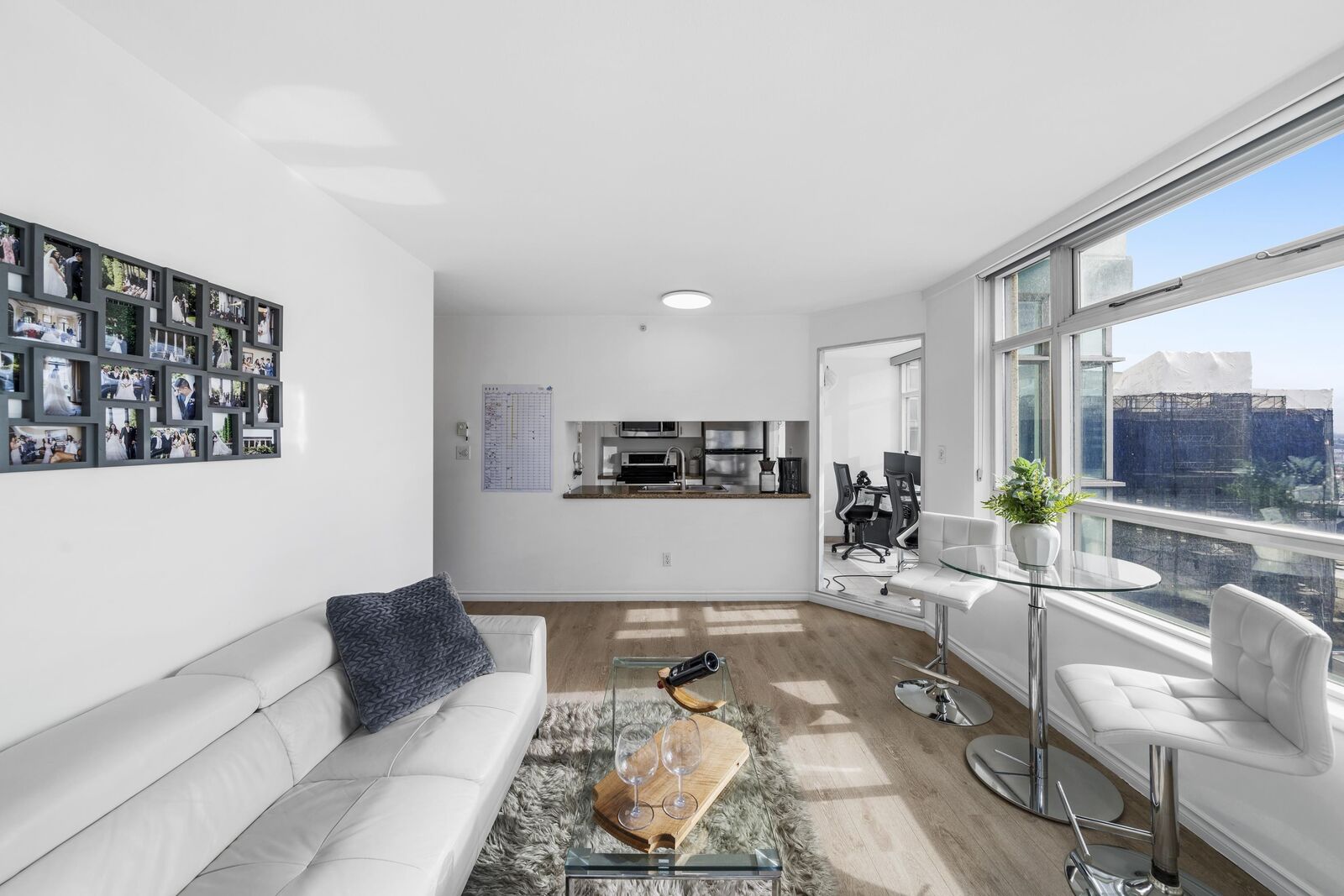 Property Photo: 438 Seymour Street 1709 BC V6B 6H4