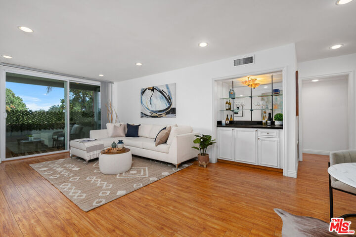 Property Photo: 4915 Tyrone Ave CA 91423