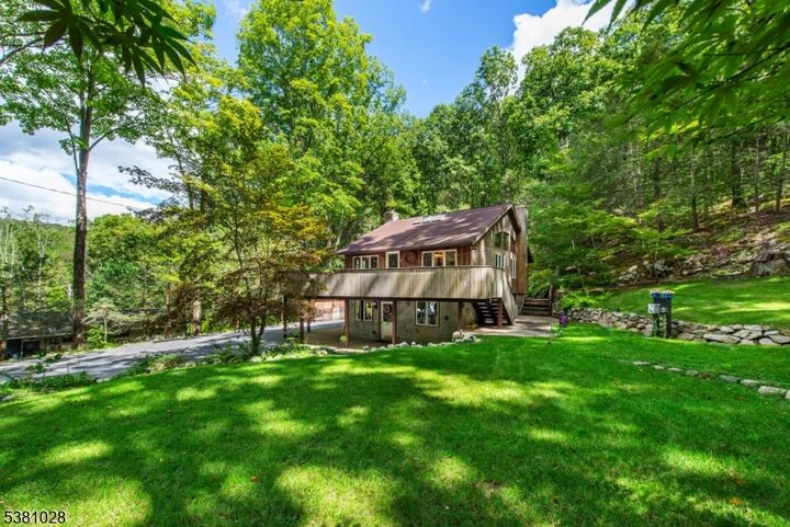Property Photo:  20 Glenwood Ln  NJ 07461 