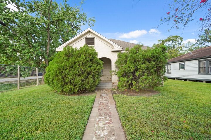 Property Photo: 5307 Crane Street TX 77026