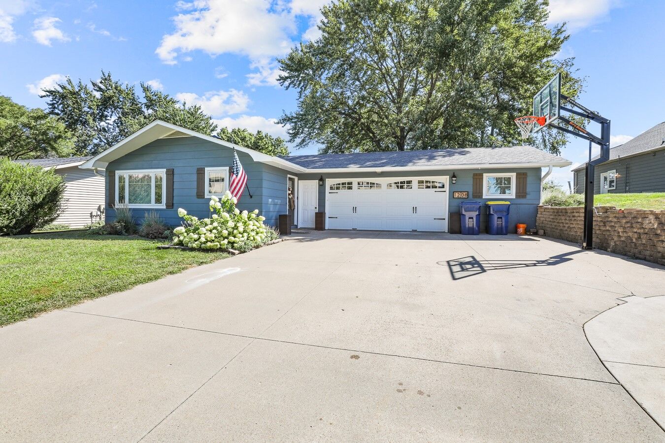 Property Photo:  1208 Hazel Street  IA 50219