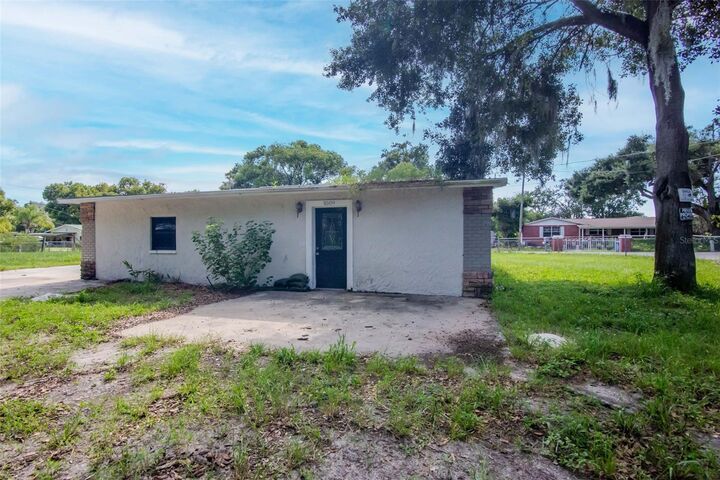 Property Photo:  1009 Mercer Loop  FL 33567 