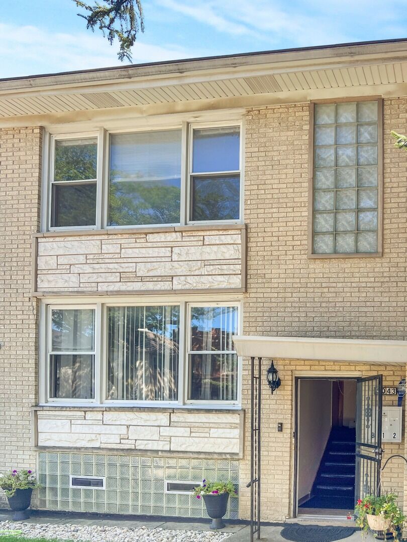 Property Photo: 5043 W Cornelia Avenue 2 IL 60641