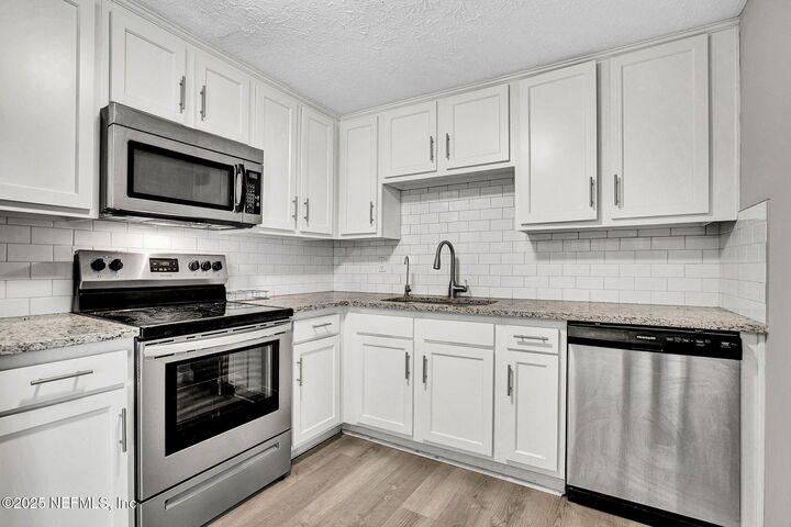 Property Photo:  10169 Melanie Avenue  FL 32218 