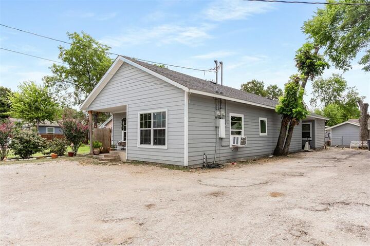 Property Photo: 230 W Jerden Lane TX 75208
