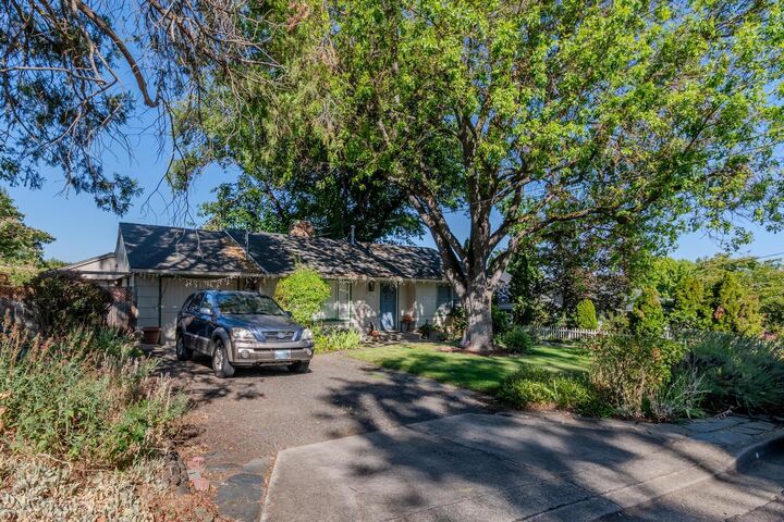 Property Photo:  729 N Modoc Avenue  OR 97504 