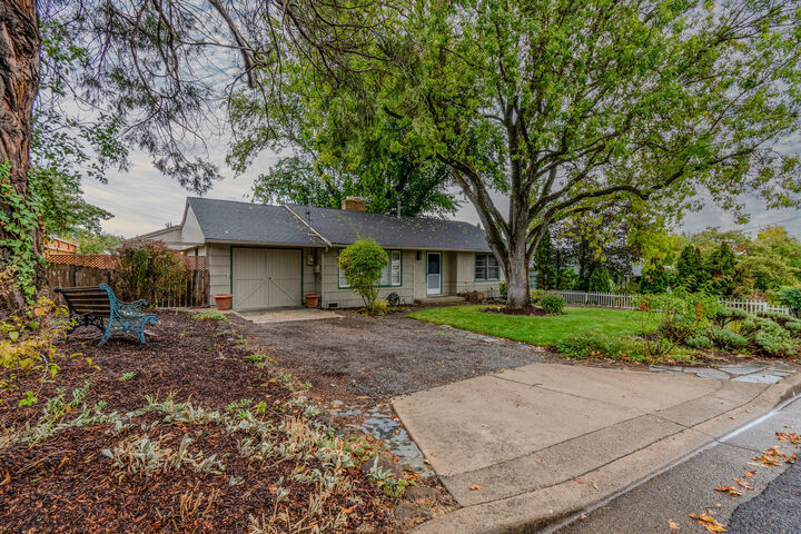 Property Photo: 729 N Modoc Avenue OR 97504