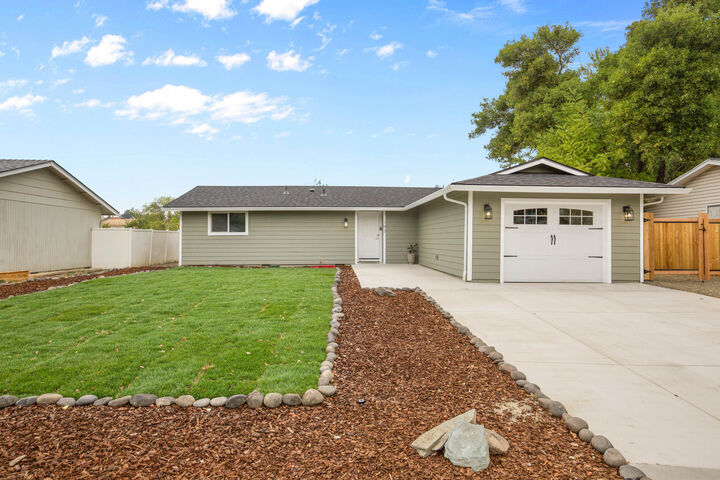 Property Photo: 193 N Deanjou Avenue OR 97524