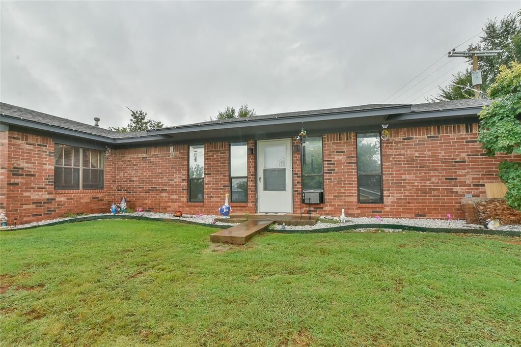 Property Photo:  892 County Road 1280  OK 73004 