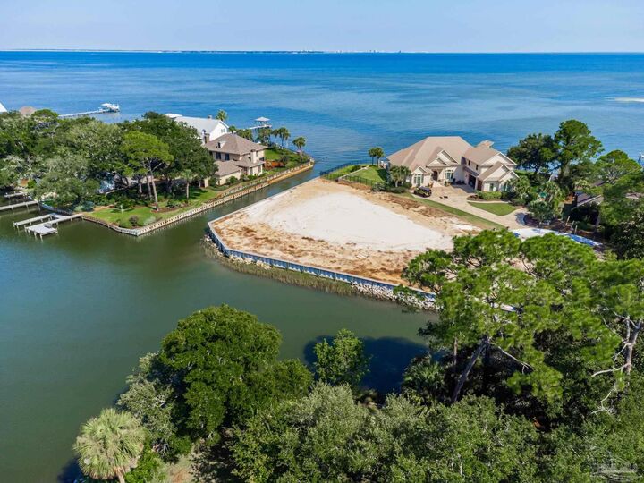 Property Photo:  37 Lakeside Dr  FL 32507 
