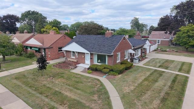 Property Photo: 1400 Sherwood Court MI 48124
