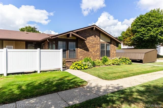 Property Photo: 2877 Roundtree Drive MI 48083