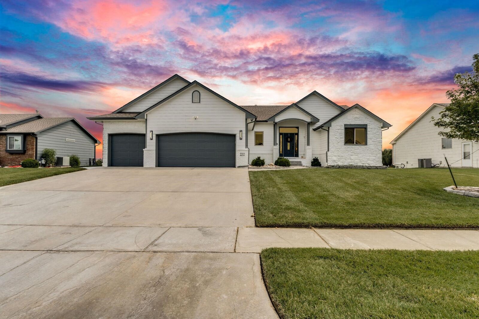 Property Photo: 2212 S Michelle St KS 67207