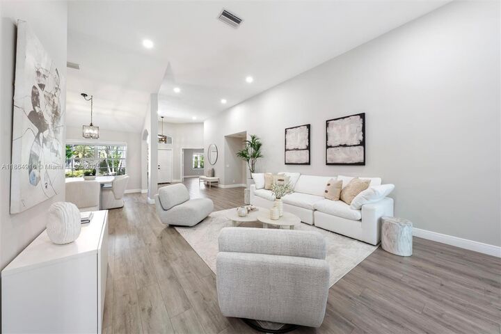 Property Photo: 2587 Jardin Ct FL 33327