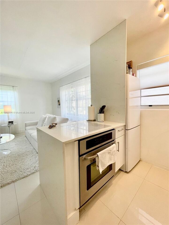 Property Photo: 1604 Drexel Ave 209 FL 33139