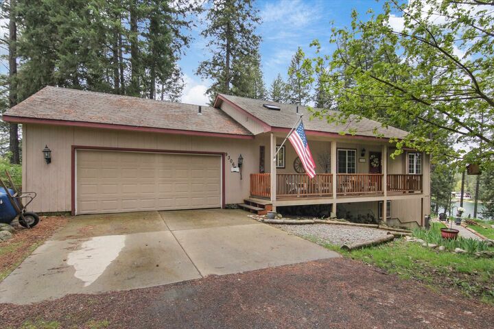 Property Photo:  9306 E Lake Rd  WA 99009 