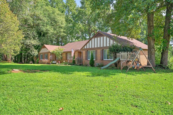 Property Photo: 532 Cambridge Drive SC 29301