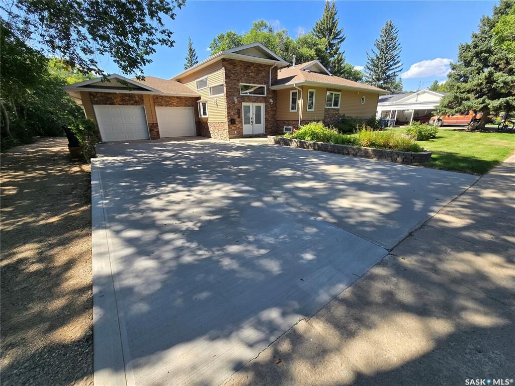 Property Photo: 605 Elgin Street SK S4H 0B9