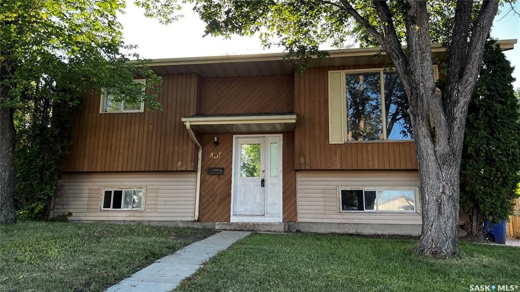 Property Photo: 435 Bowman Crescent SK S7L 6P7