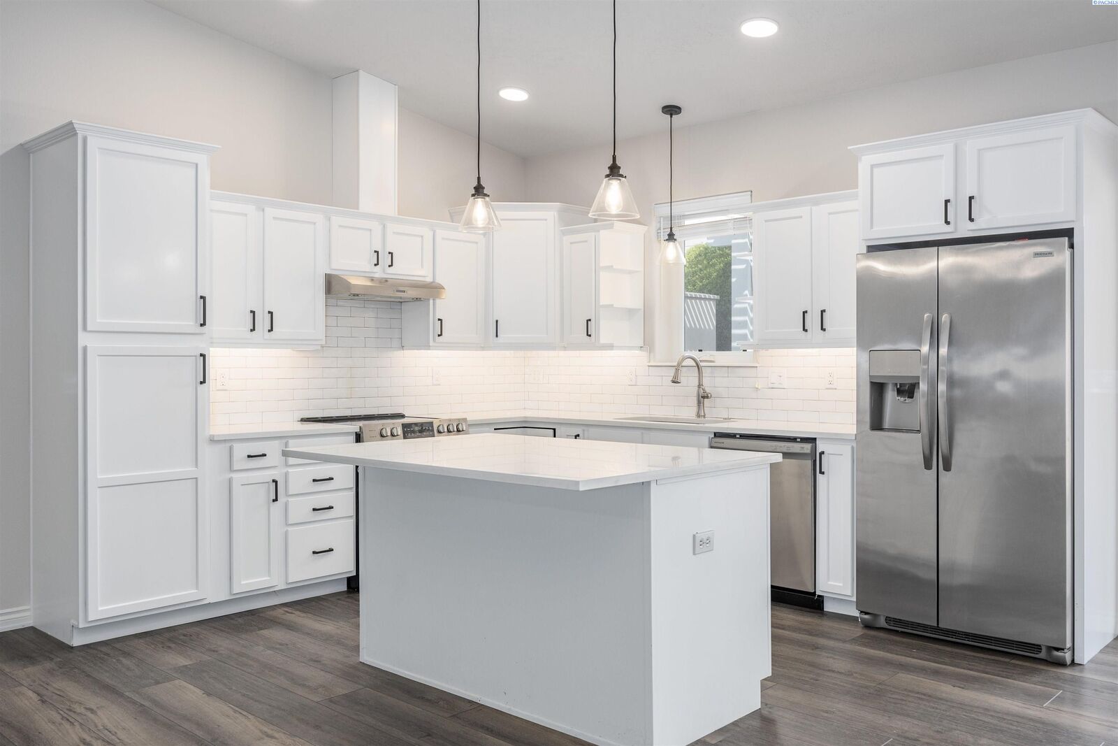 Property Photo: 9605 Vincenzo Dr WA 99301