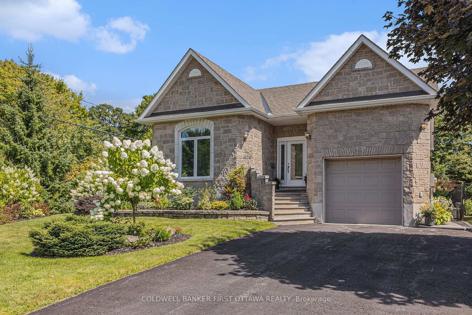 Photo de la propriété: 475 Moffatt Street ON K7C 4V8