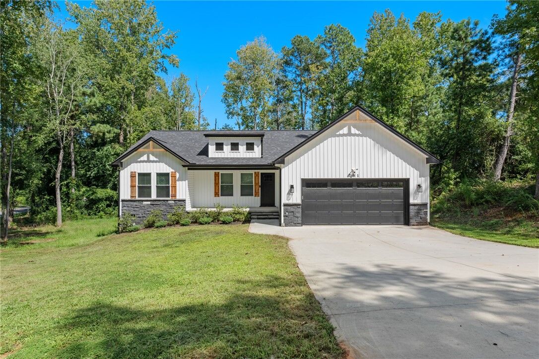 Property Photo: 701 Shamrock Lane SC 29621