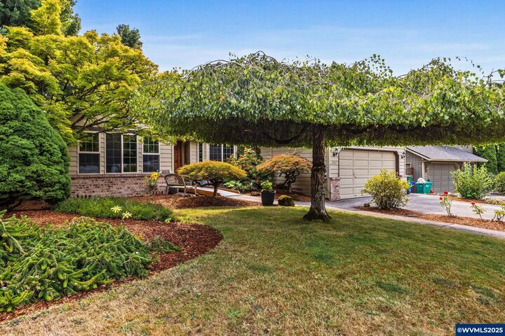 Property Photo:  6582 SE Eunice St  OR 97222 