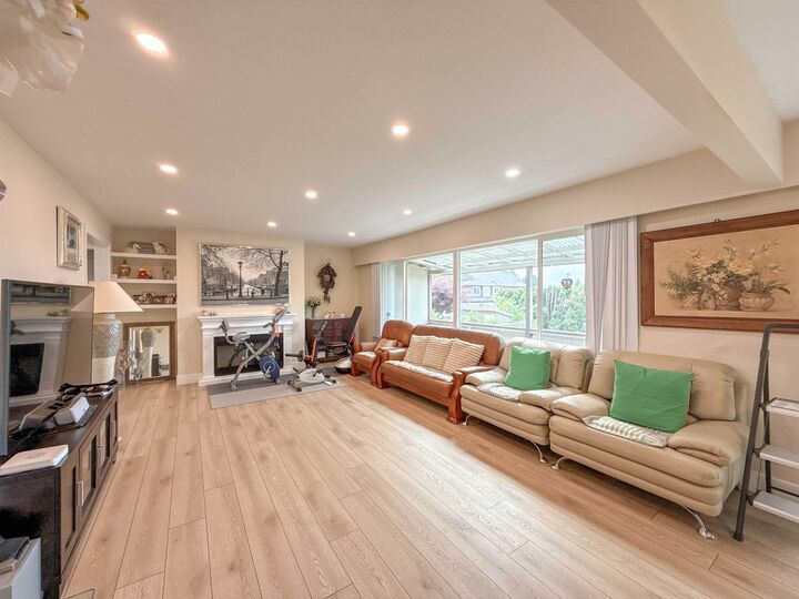Property Photo: 652 Shaw Avenue BC V3K 2R6