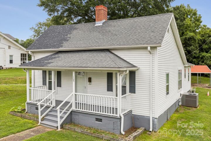Property Photo: 105 E Catawba Street E NC 28012