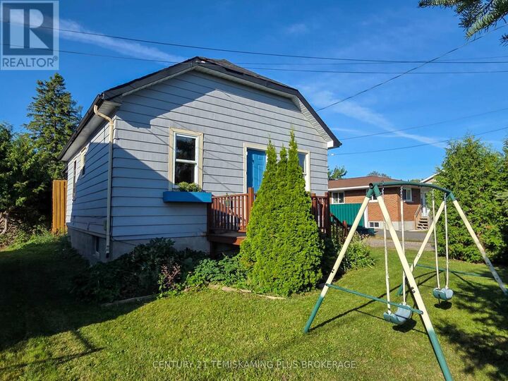 Photo de la propriété:  218 Haliburton Avenue West  ON P0J 1P0 