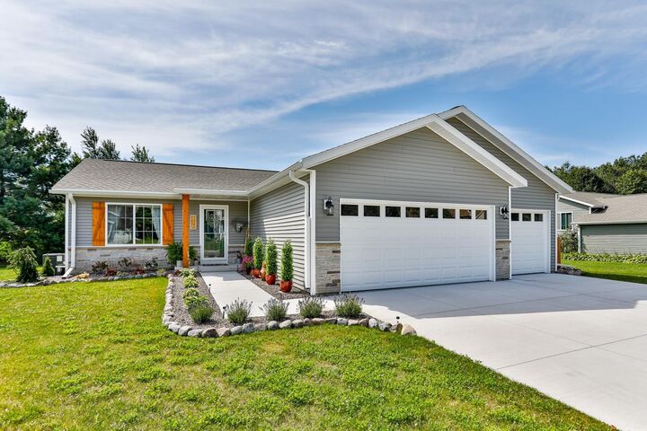 Property Photo: 816 Stone Ridge Drive WI 54455