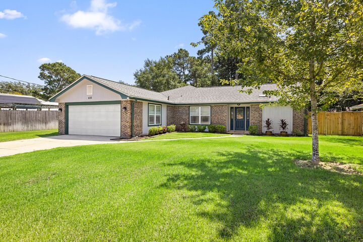 Property Photo: 410 Green Oak Lane FL 32578